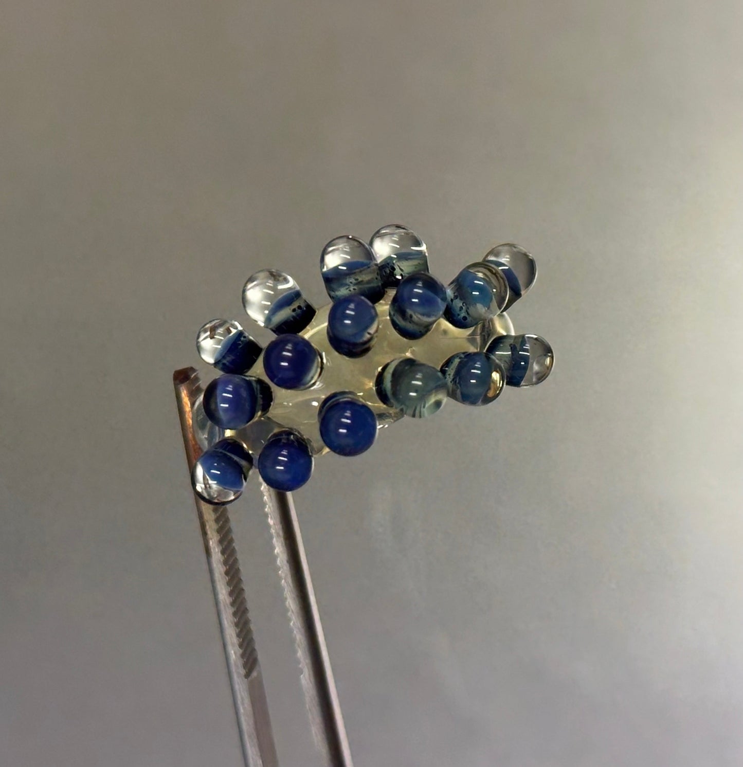 Anillo bolitas azul cobalto y plateado encapsulado