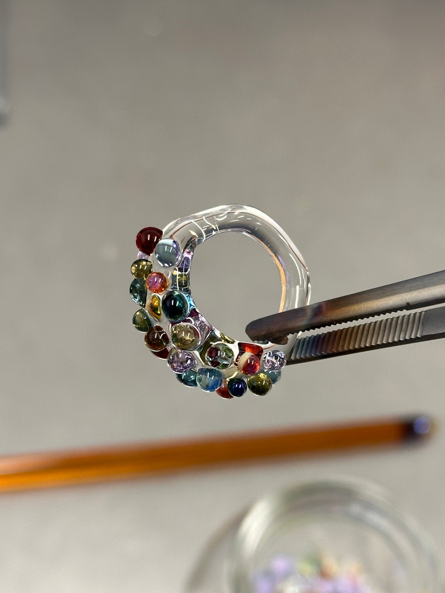 Anillo de vidrio bolitas multicolor