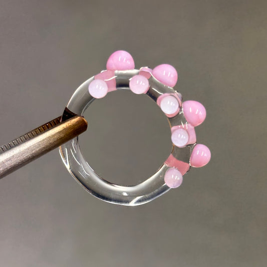 Anillo bolitas rosas y transparente