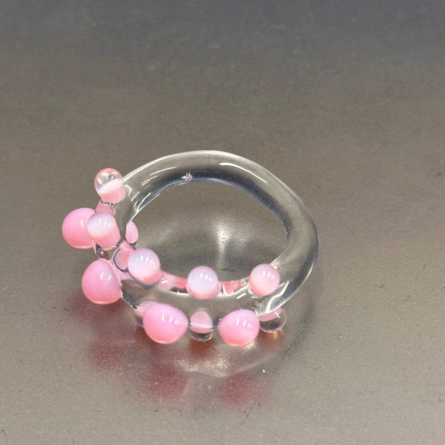 Anillo bolitas rosas y transparente