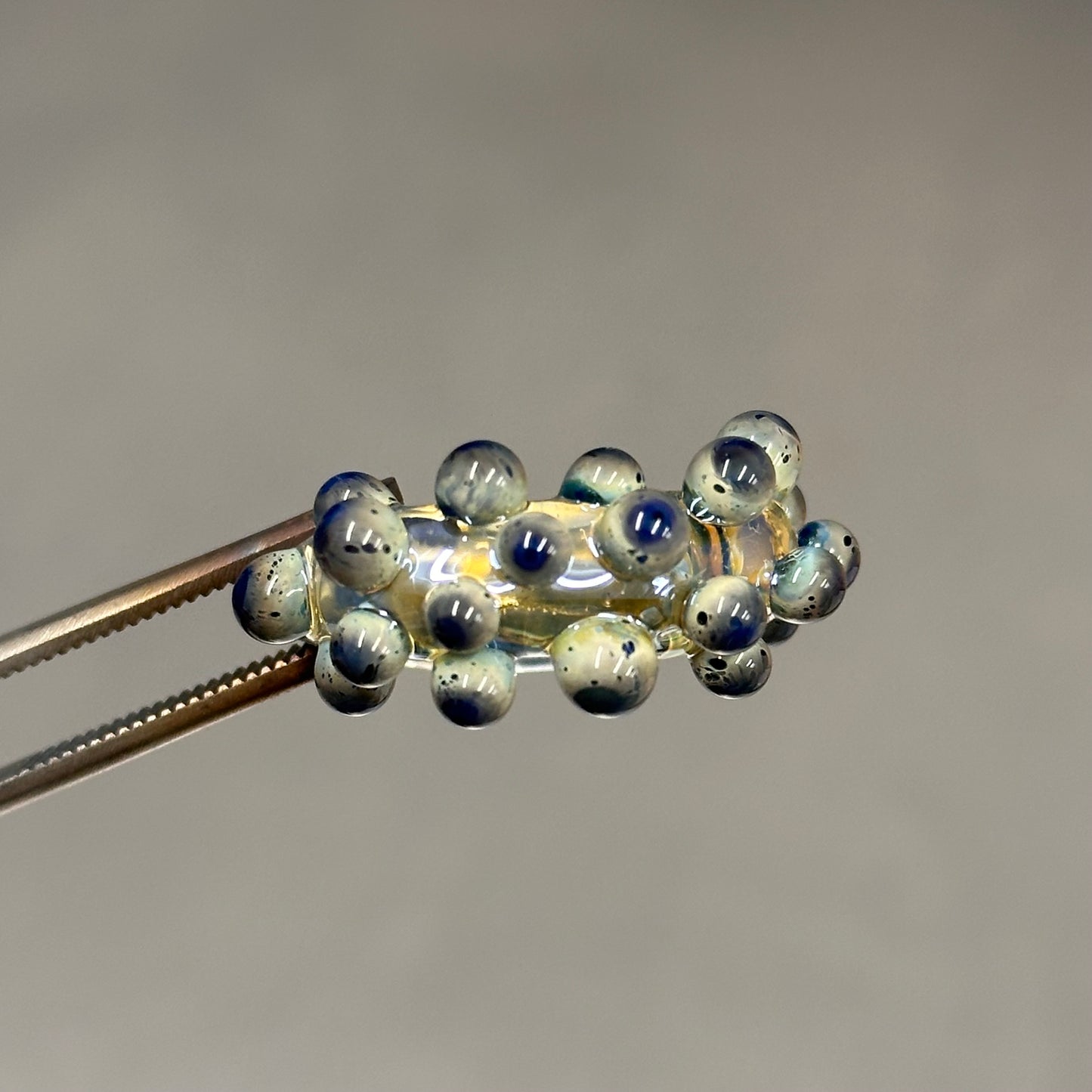Anillo bolitas azul cobalto y plateado