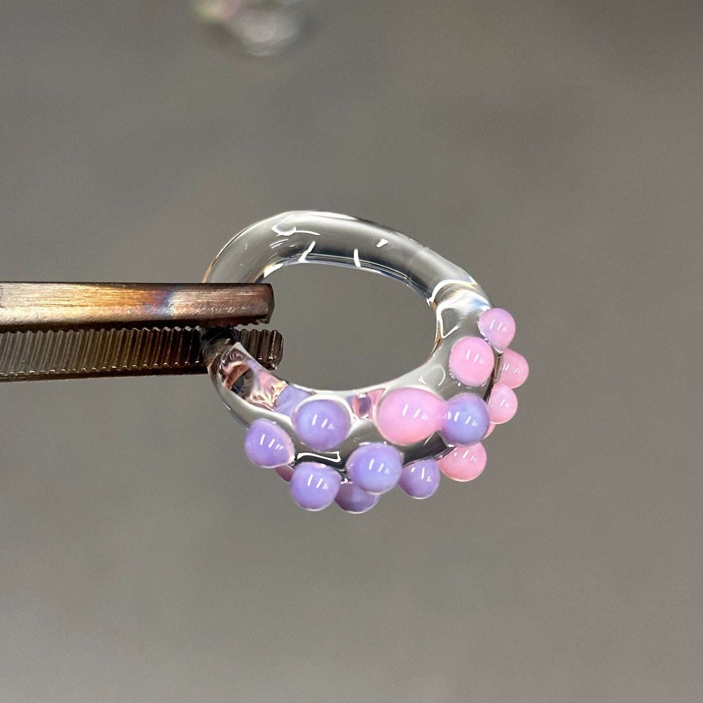 Anillo bolitas rosa y morado