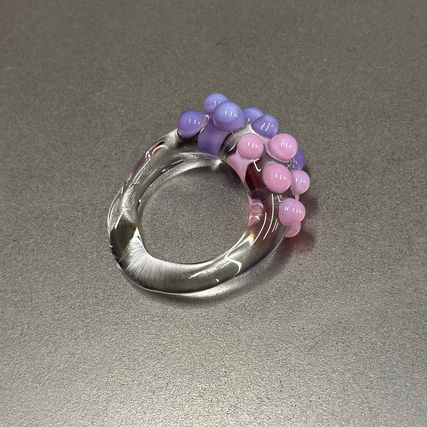 Anillo bolitas rosa y morado