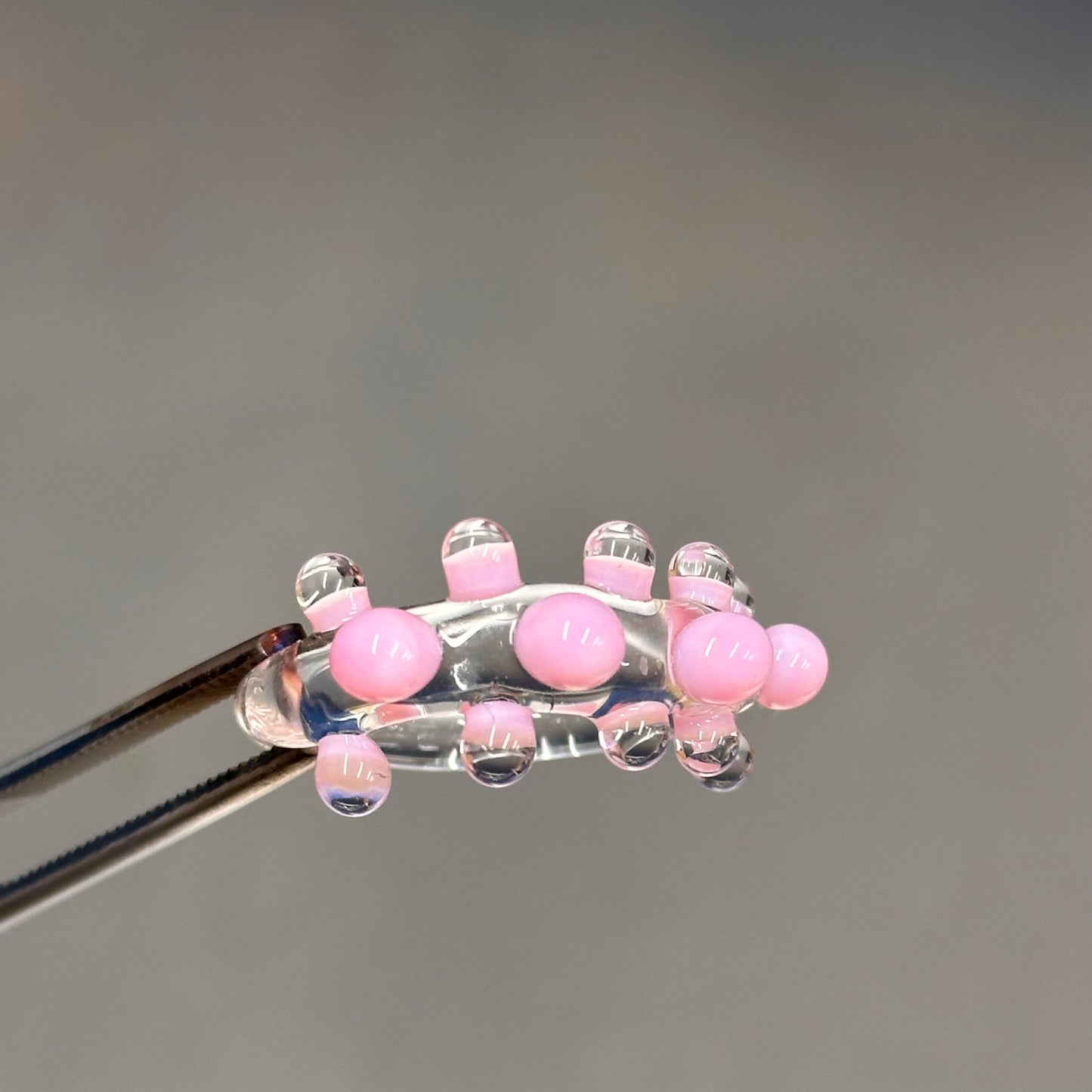 Anillo bolitas rosas y transparente