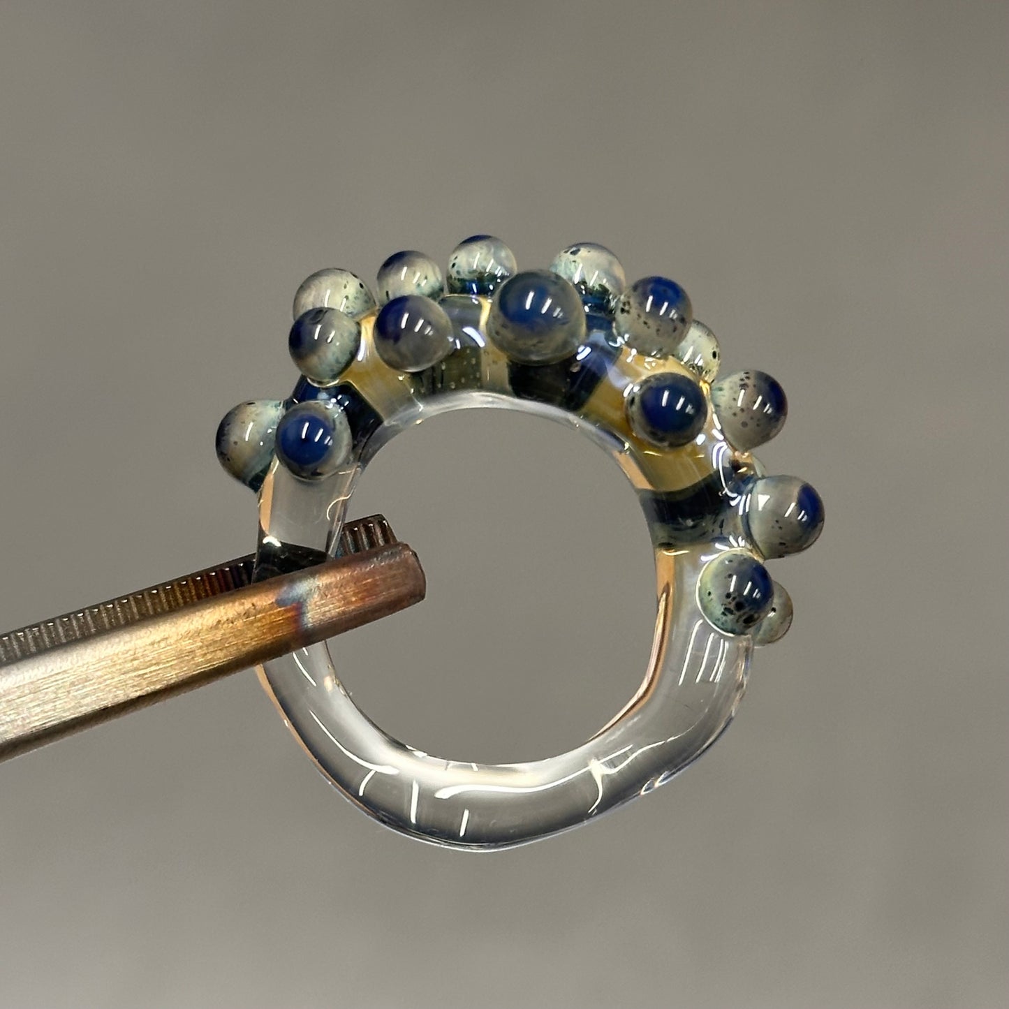 Anillo bolitas azul cobalto y plateado