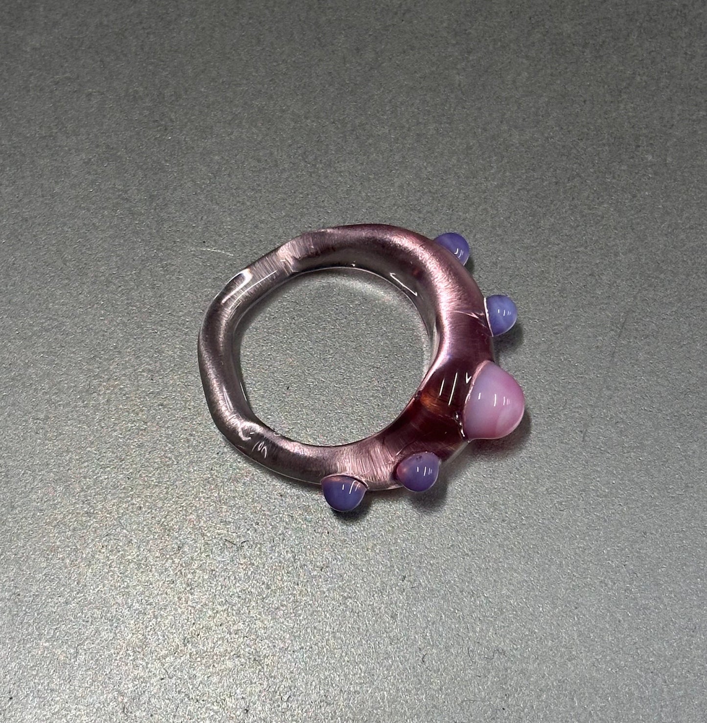 Anillo coronita rosa y morado