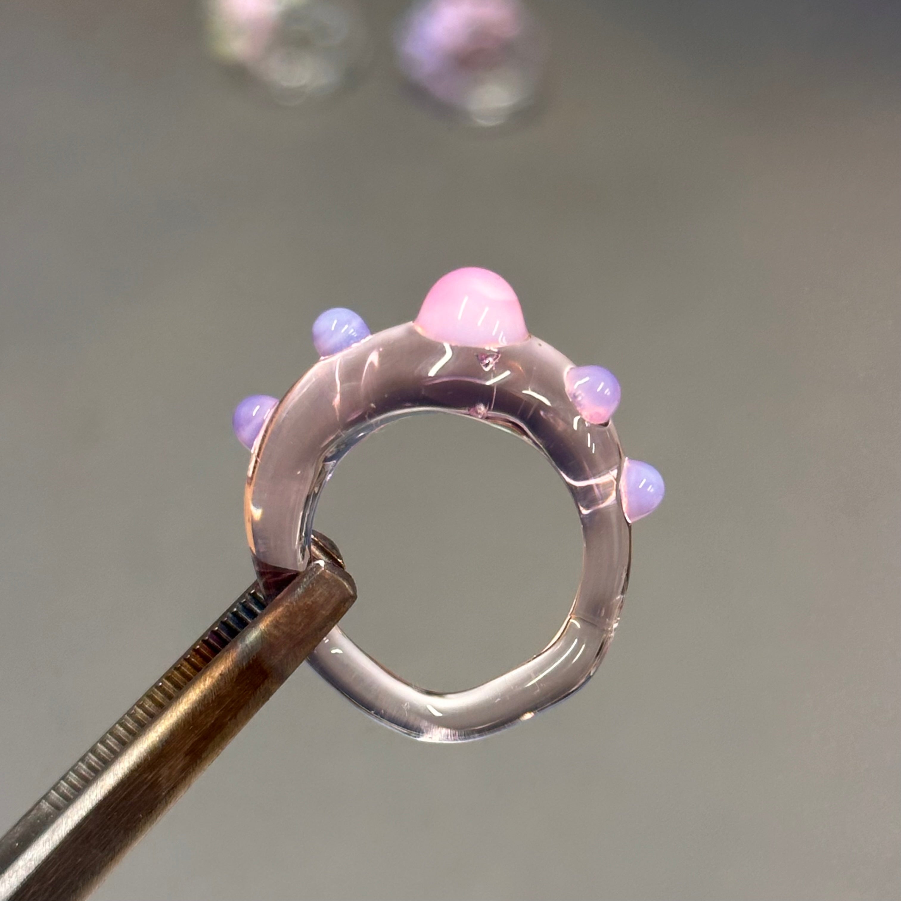 Anillo coronita rosa y morado