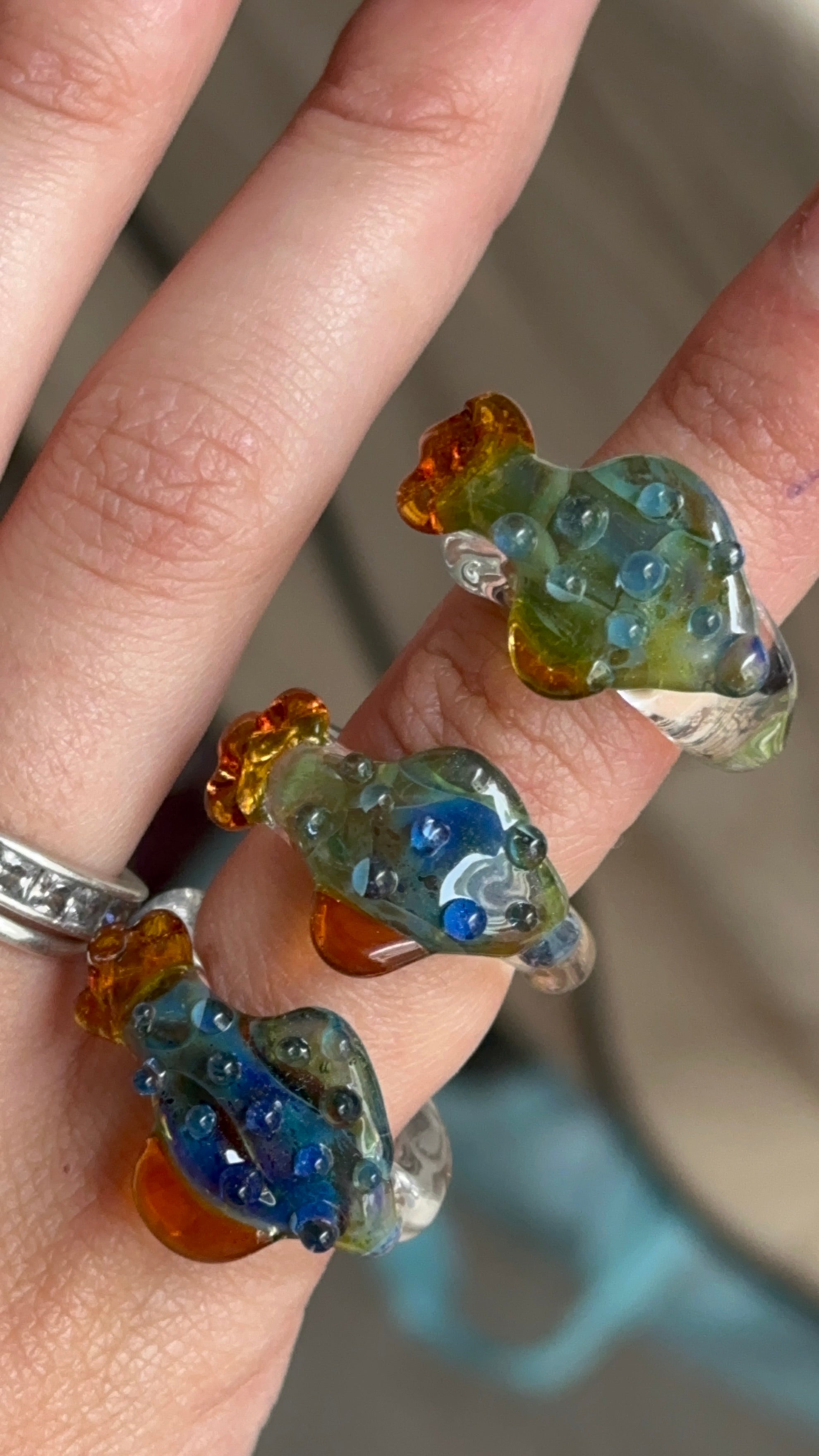 Anillo pez verde azulado
