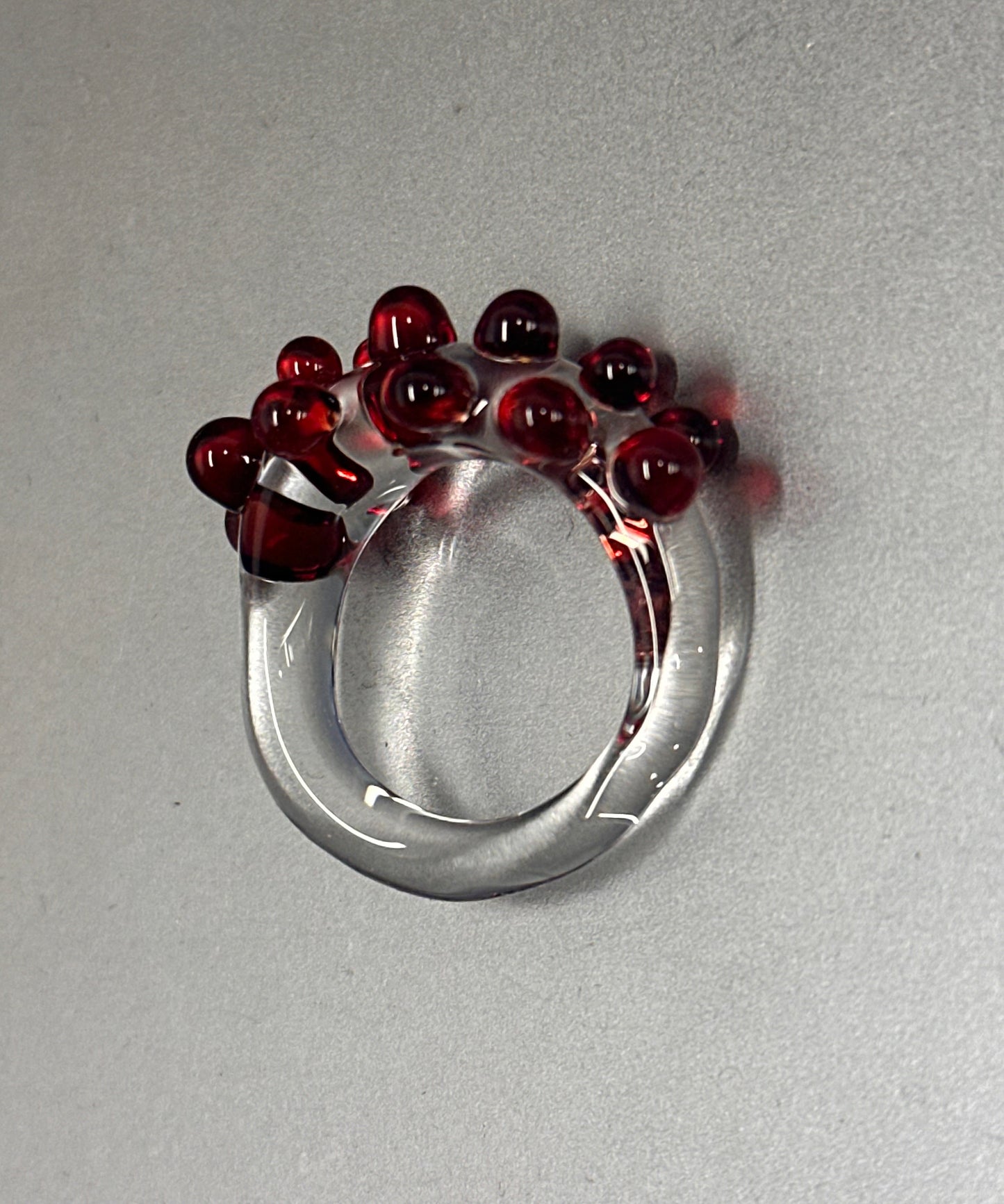Anillo bolitas rojas