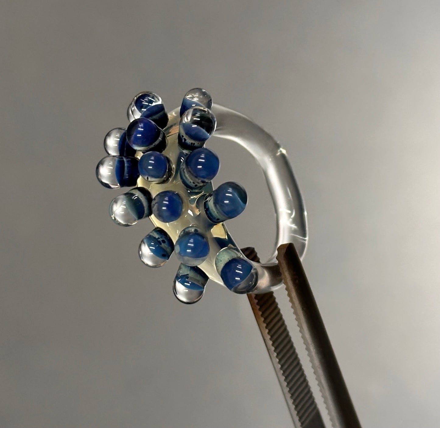 Anillo bolitas azul cobalto y plateado encapsulado