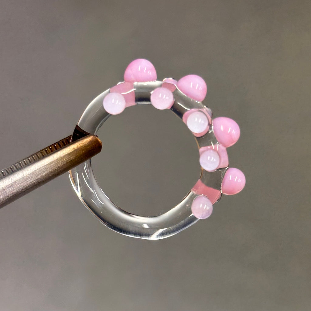Anillo bolitas rosas y transparente