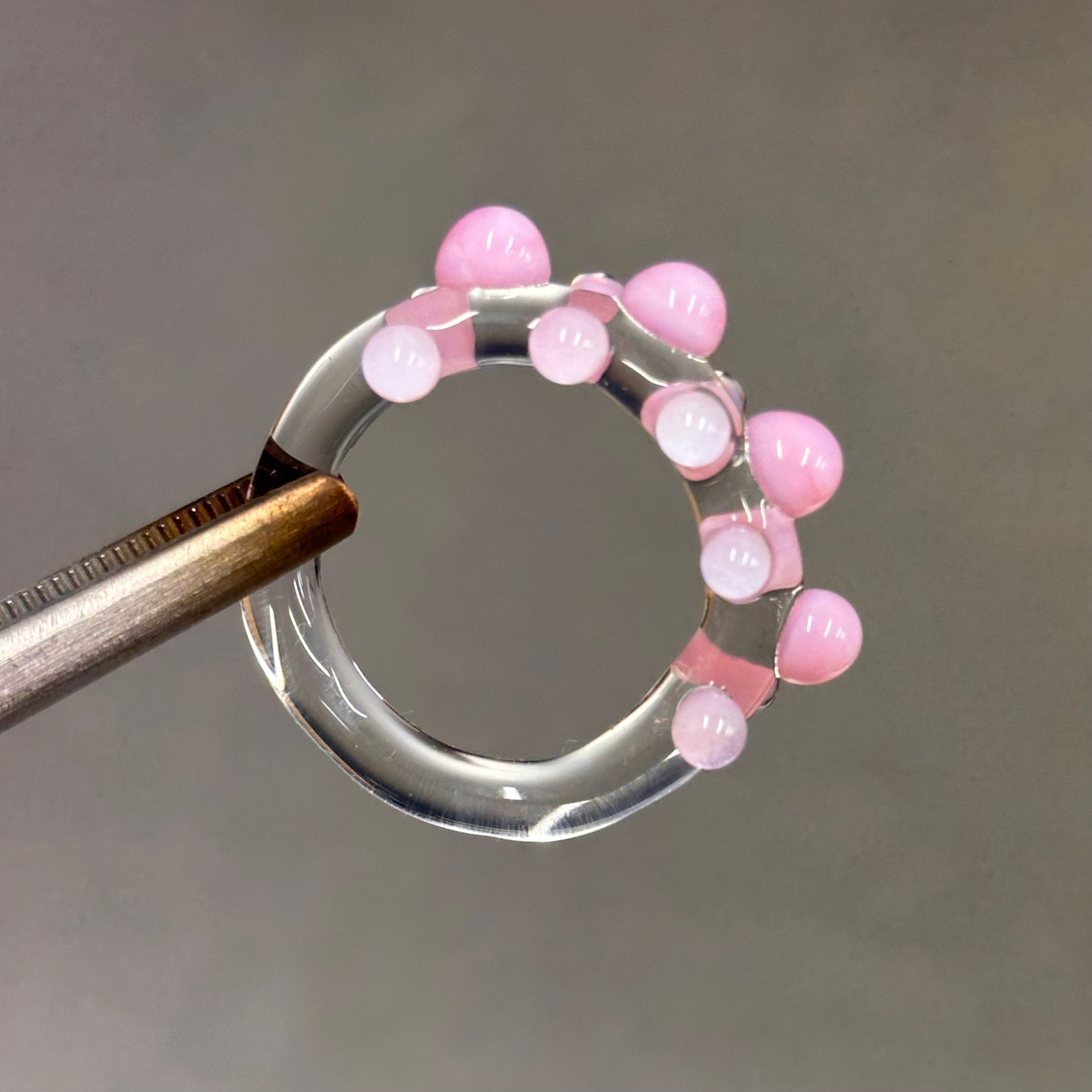 Anillo bolitas rosas y transparente