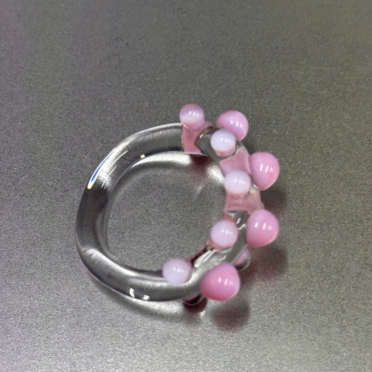 Anillo bolitas rosas y transparente