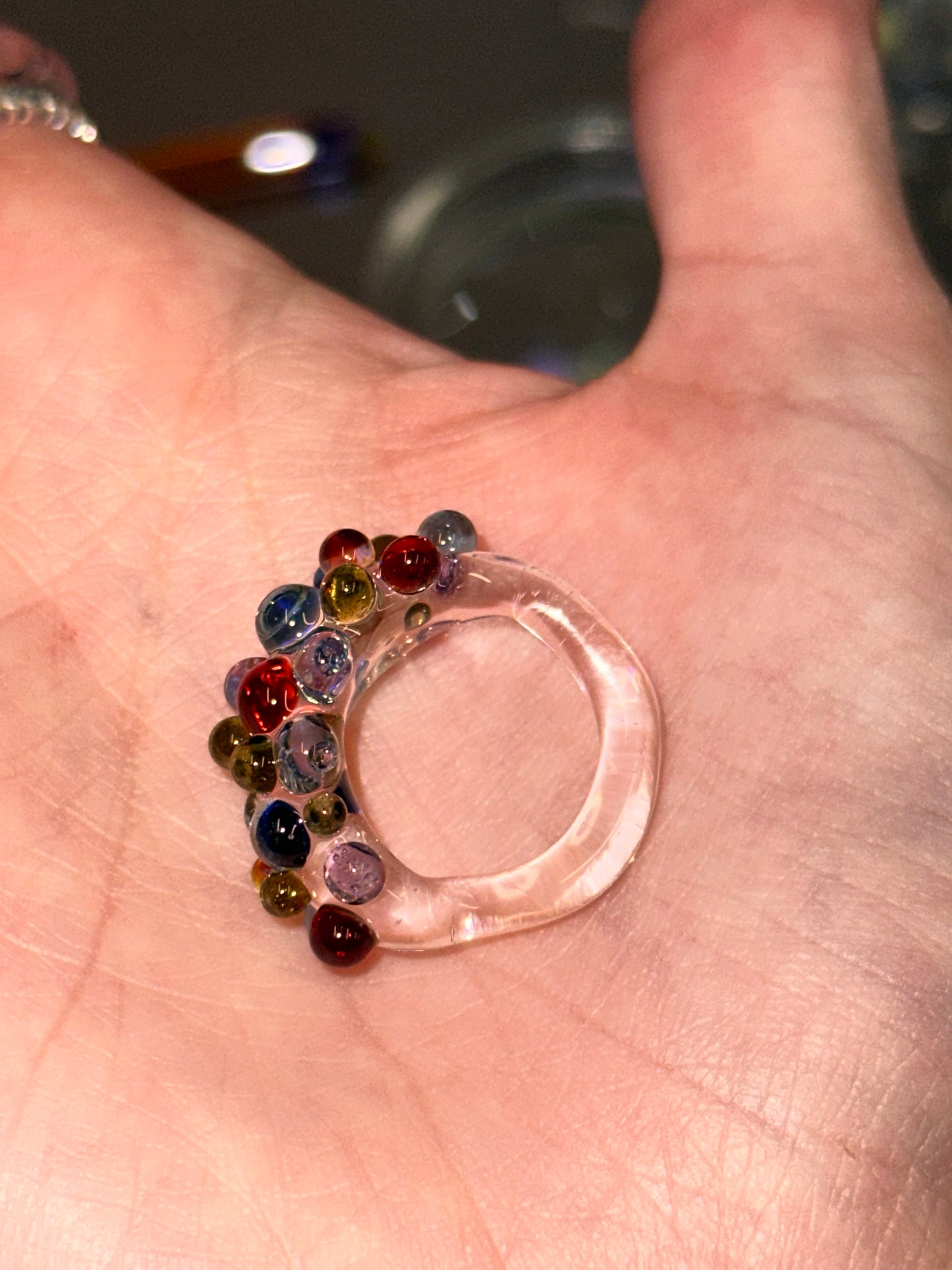 Anillo de vidrio bolitas multicolor