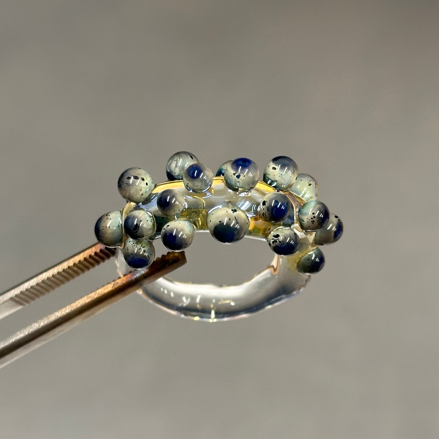 Anillo bolitas azul cobalto y plateado