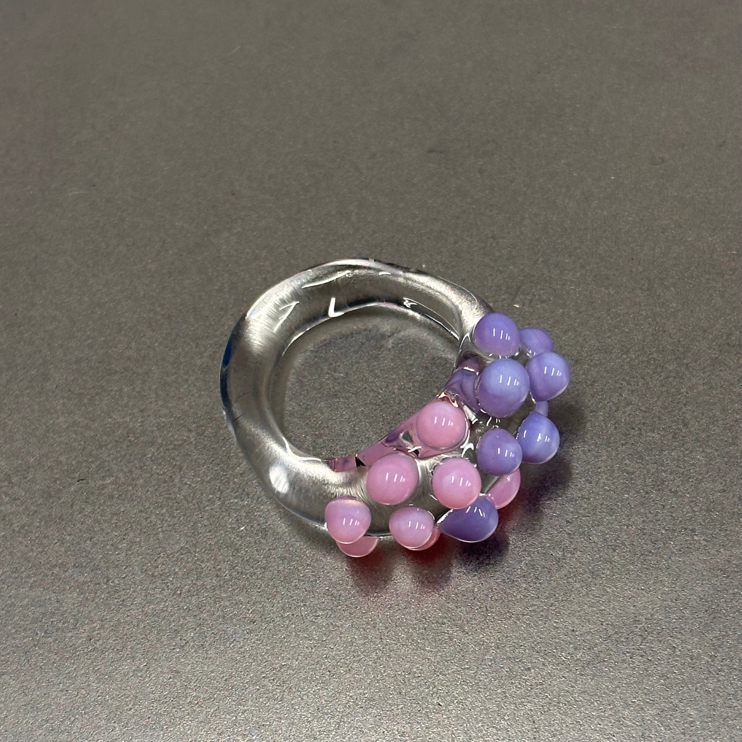 Anillo bolitas rosa y morado