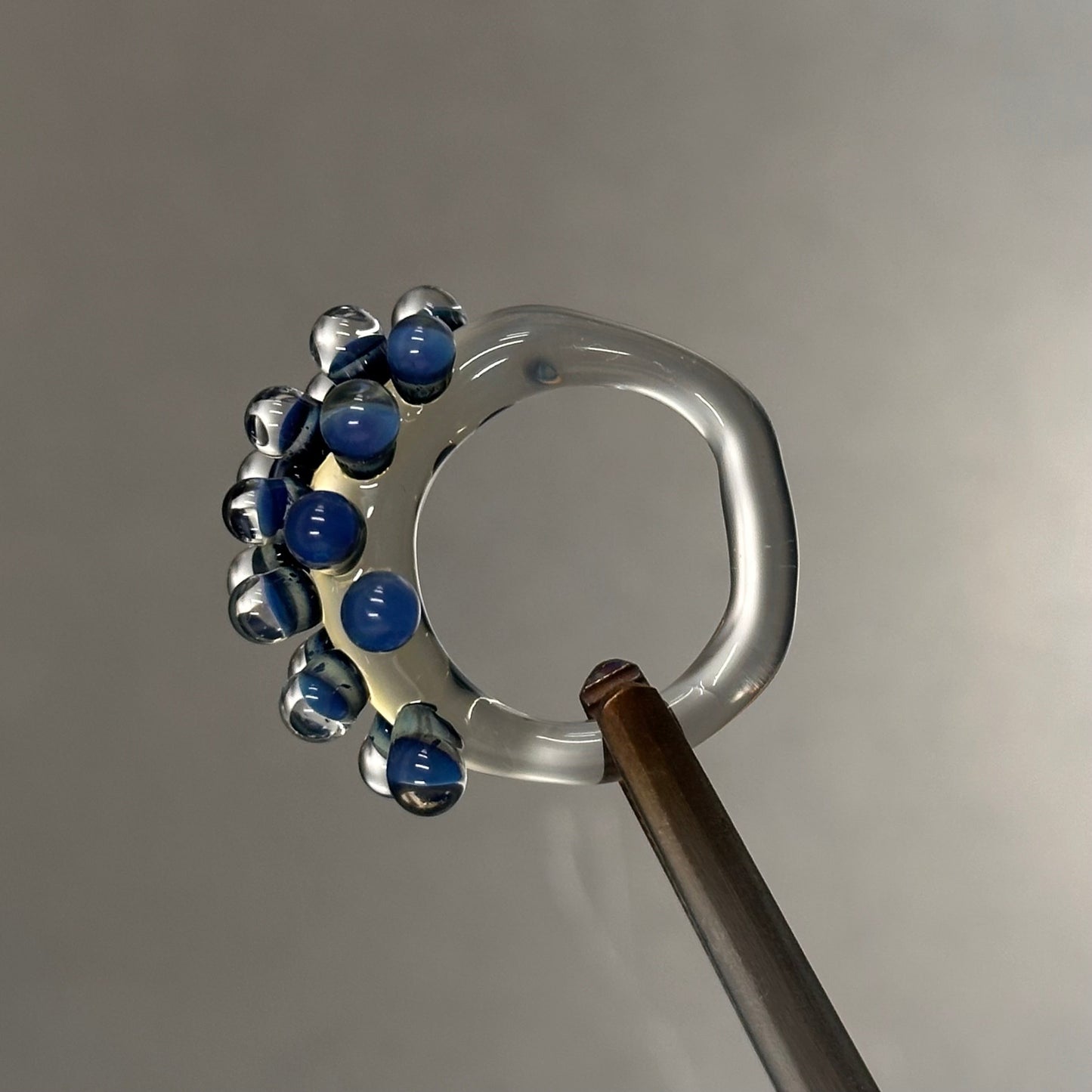 Anillo bolitas azul cobalto y plateado encapsulado