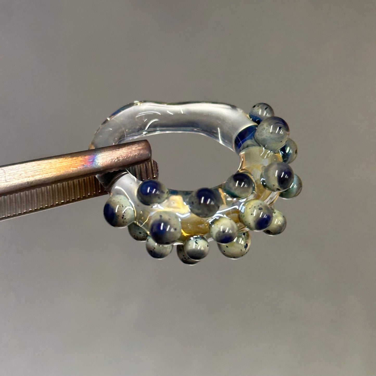 Anillo bolitas azul cobalto y plateado