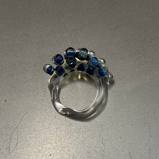 Anillo bolitas azul cobalto y plateado encapsulado